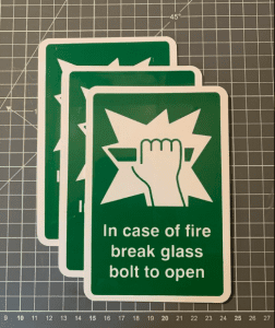 In case of fire break glass bolt to open sign, 100x150mm, rigid plastic
