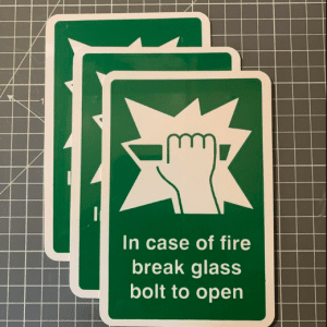 In case of fire break glass bolt to open sign, 100x150mm, rigid plastic