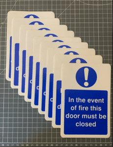 In The Event Of Fire This Door Must Be Closed Sign - 100x150mm, self adhesive